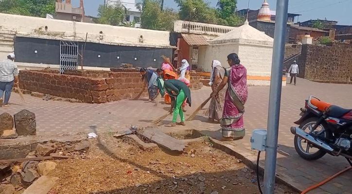 <p>श्री स्वामी समर्थ दुर्गसंवर्धन मंडळाचे श्रमदान...चक्रेश्वर मंदिर परिसर केला चकाचक</p>
