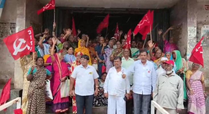 <p>प्रलंबित मागण्यांसाठी इचलकरंजीतील पेन्शनधारकांचे अप्पर तहसीलदारांना निवेदन</p>
