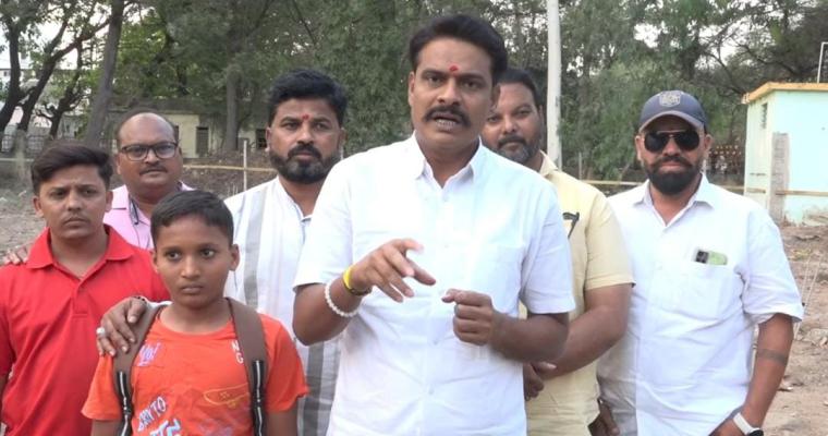 <p>इचलकरंजीतील गुरुवर्य रवींद्रनाथ टागोर वाचनालयाचे काम रखडल्याने शिवशाहू आघाडी आक्रमक</p>
