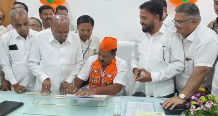 <p>इचलकरंजी महापालिकेत महापौर उदय धातुंडे अन् उपमहापौर अनिल डाळ्या यांनी स्वीकारला पदभार...</p>
