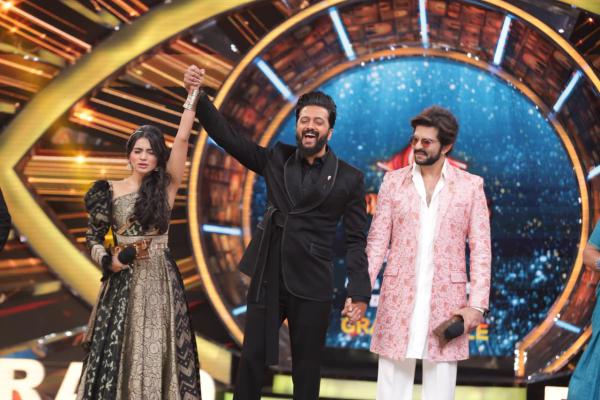 <p>बिग बॉस मराठीच्या महाट्रॉफीवर रत्नागिरीच्या कन्येन कोरलं नाव...</p>
