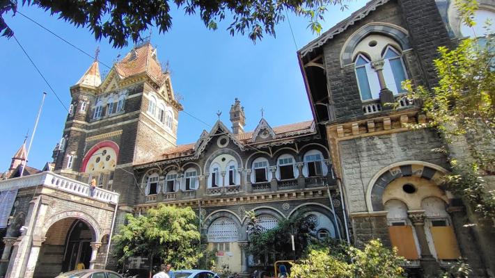 <p>सीपीआरमधील जिल्हा शल्यचिकित्सकांच्या केबिनवरून वाद...</p>

