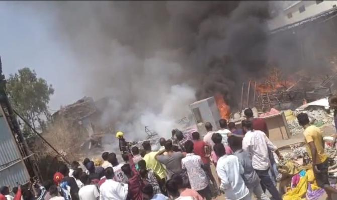 <p>शाहू कॉलेजजवळ मंडप डेकोरेशनच्या गोडाऊनला आग; लाखोंचे नुकसान</p>
