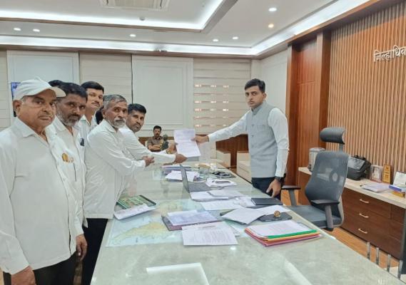 <p>रेशीम लागवड अनुदान रखडले... शेतकऱ्यांची जिल्हाधिकाऱ्यांकडे धाव...</p>
