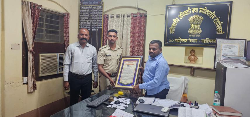 <p>वनरक्षक प्रकाश शिंदे यांना 'शोधार्थ गौरव पुरस्कार' प्रदान</p>

