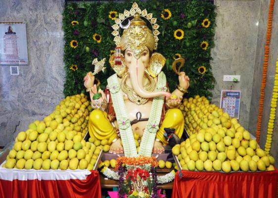 <p>लक्ष्मीपुरीत अंगारकी चतुर्थीनिमित्त 1501 आंब्यांची आकर्षक आरास...</p>
