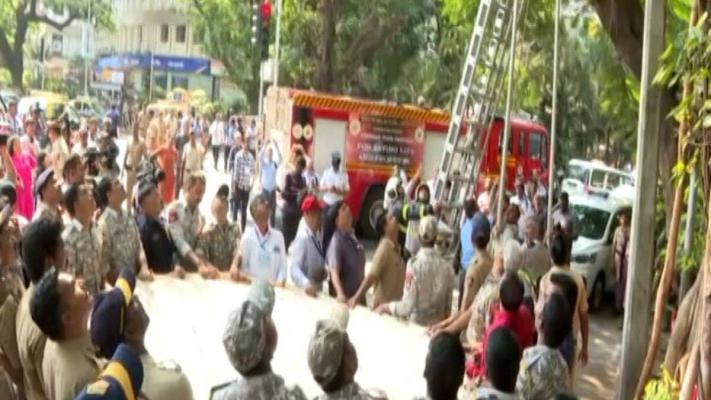 <p>विधान भवनाच्या आवारात शेतकऱ्यांचे झाडावर चढून आंदोलन...&nbsp;</p>

