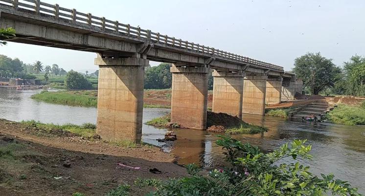 <p>कसबा वाळवेतील दूधगंगा नदीवरील बंधारा वाहतुकीसाठी बंद...पर्यायी मार्गाअभावी नागरिकांचे हाल...</p>
