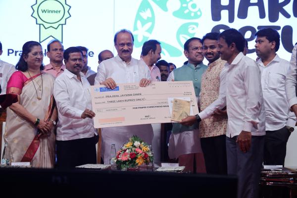 <p>वडणगेचा प्रज्वल दिंडे हरित सेतू प्रकल्पाच्या बोधचिन्ह डिझाईन स्पर्धेत पहिला&nbsp;</p>
