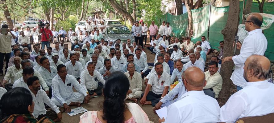 <p>उपसा बंदी विरोधात शेतकरी आक्रमक ; सिंचन भवनसमोर शेतकऱ्यांचा ठिय्या</p>
