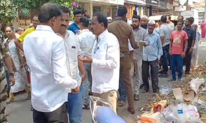 <p>इचलकरंजीत कचऱ्याचे ढीग साचल्याने मक्तेदाराला काळ्या यादीत टाकण्याचा उपमहापौरांचा इशारा</p>
