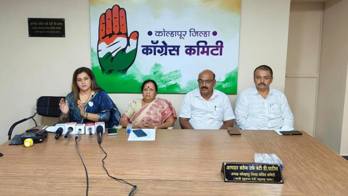 <p>पंतप्रधान मोदींच्या आवाहनावर काँग्रेस पदाधिकाऱ्यांची टीका</p>
