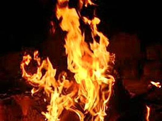 <p>कागल पंचतारांकित औद्योगिक वसाहतीत एचपी गॅस पाईपलाईनला भीषण आग...</p>
