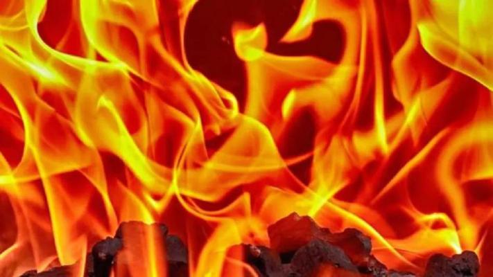 <p>आवळी फाट्याजवळ टायरने भरलेल्या ट्रकला आग... लाखाचे नुकसान</p>
