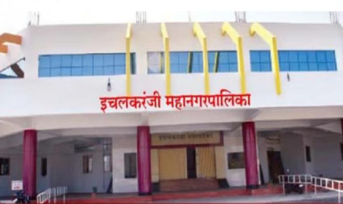 <p>&lsquo;या&rsquo; महापालिकेच्या दालनातील उपमुख्यमंत्री एकनाथ शिंदे, उपमुख्यमंत्री सुनेत्रा पवार, खा. धैर्यशील मानेंचे फोटो हटवले...कार्यकर्ते आक्रमक&nbsp;</p>
