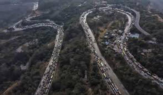 <p>मुंबई&ndash;पुणे एक्स्प्रेसवेवर 32 तास अडकलेल्या 1.2 लाख प्रवाशांना मिळणार पैसे...&nbsp;&nbsp;</p>
