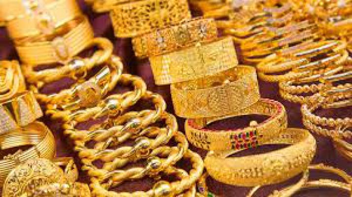 <p>सर्वसामान्यांना दिलासा : सोने , चांदीच्या दरात&nbsp; हळूहळू घसरण&nbsp;&nbsp;</p>
