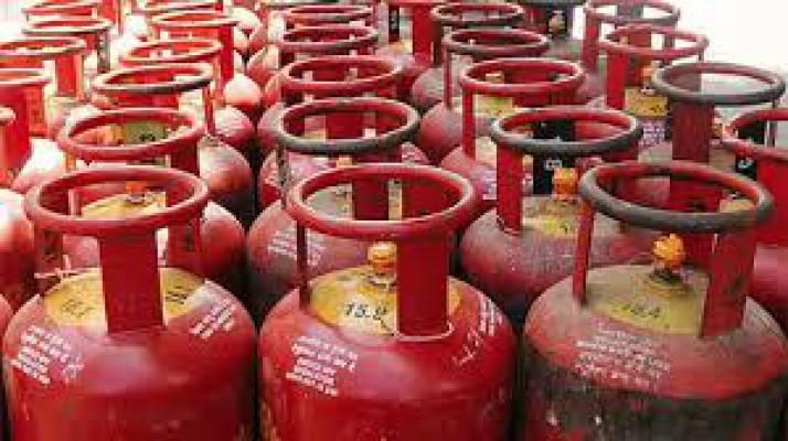 <p>सर्वसामान्यांना महागाईचा झटका : घरगुती गॅस सिलिंडरच्या दरात उच्चांकी वाढ&nbsp;</p>
