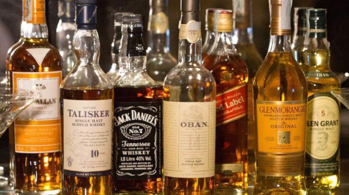 <p>आजरा - आंबोली मार्गावर साडे तीन लाखांचा गोवा बनावटीचा मद्यसाठा जप्त...</p>
