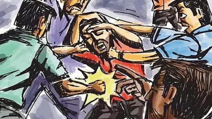 <p>वर्चस्ववादातून दोघांना मारहाण... चौघांना अटक</p>
