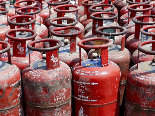 <p>व्यावसायिक सिलेंडरधारकांसाठी खुशखबर..!</p>
