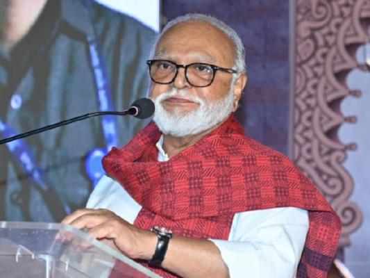 <p>&lsquo;आपापसात मतभेद होतात तेव्हा...&rsquo;: छगन भुजबळ यांचे सूचक वक्तव्य&nbsp;</p>
