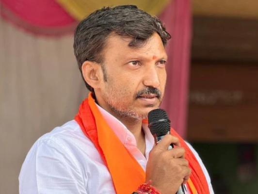 <p>भावनिकदृष्ट्या विचार केल्यास पक्ष सोडण्याचा निर्णय चुकीचा वाटतो, पण...: खा.ओमराजे निंबाळकर</p>
