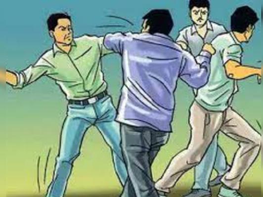 <p>इचलकरंजीत सोशल मीडियाद्वारे महिलांची फसवणूक करणाऱ्याला हिंदुत्ववादी कार्यकर्त्यांनी दिला चोप</p>
