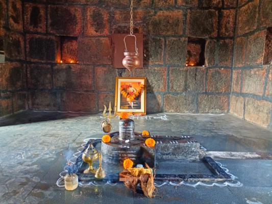 <p>टीम पावनगडने दिवाळीचा पहिला दिवा लावला पावनगडावर...</p>
