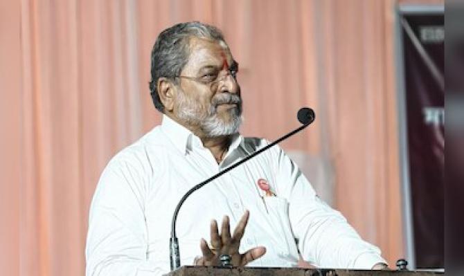 <p>जनगोंडा पाटील यांनी आयुष्यभर शेतकरी आणि कष्टकऱ्यांसाठी काम केले : राजू शेट्टी</p>
