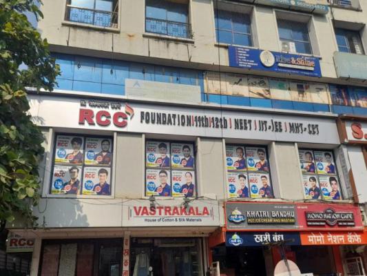 <p>पुण्यातील मोटेगावकर क्लासच्या इमारतीला मनपाने लावले टाळे...</p>
