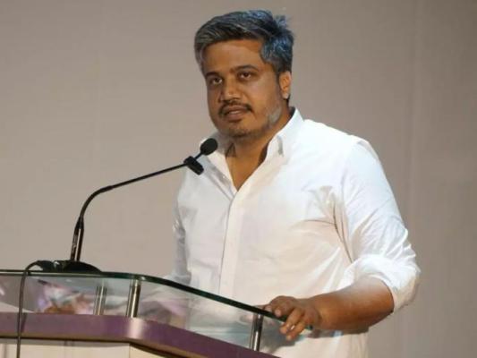 <p>या हल्ल्यातील सर्व गुंडांच्या सरकारने तात्काळ मुसक्या आवळाव्यात अन्यथा...: आ. रोहित पवार&nbsp;</p>
