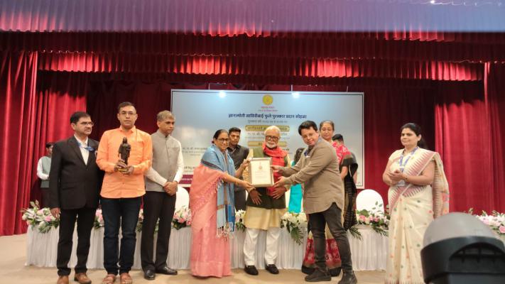 <p>कोल्हापूरच्या संगीता राणे आणि अनुराधा भोसले यांना "ज्ञानज्योती सावित्रीबाई फुले" पुरस्कार प्रदान</p>

