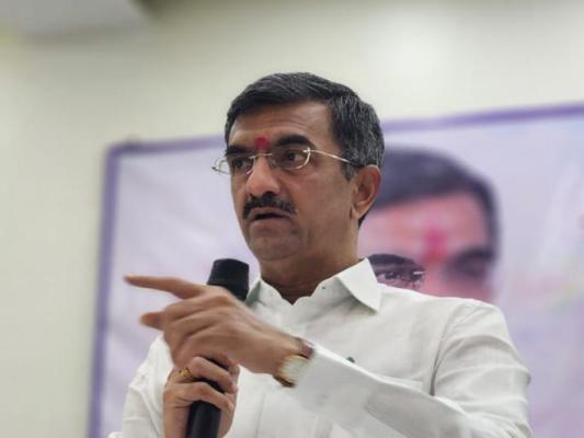 <p>महिला डॉक्टर आत्महत्या : 'कोणी अधिकारी असला तरी, त्याला सोडणार नाही : मंत्री शंभूराज देसाई </p>
