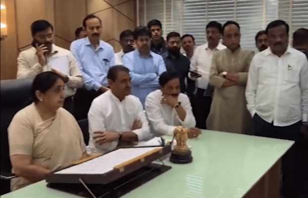 <p>सुनेत्रा पवार यांनी उपमुख्यमंत्री पदाचा स्वीकारला पदभार...&nbsp;</p>
