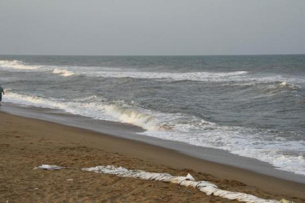 <p>चैन्नईच्या गोल्डन बीचवर 15 फुटांच्या लाटा उसळल्या... महाराष्ट्रातील विद्यार्थी बुडाले&nbsp;</p>
