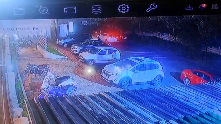 <p>कोल्हापूर - सांगली रोडवर हिट अँड रनची घटना... सर्व घटना सीसीटीव्ही कैमेरात कैद </p>
