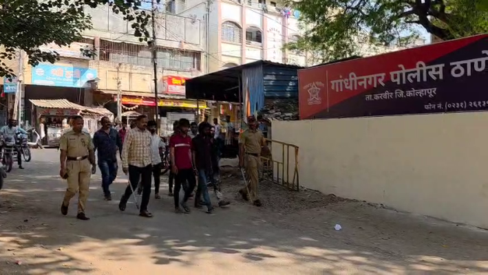 <p>घरात घुसून सशस्त्र हल्ला करणाऱ्या 'त्या' पाच आरोपींची गांधीनगरमध्ये काढली धिंड...</p>
