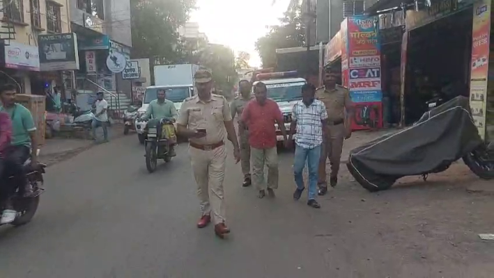 <p>स्मशान भूमीत मध्यरात्री अघोरी पूजा करणारा मांत्रिकाची गावातून काढली धिंड...</p>

<p> </p>
