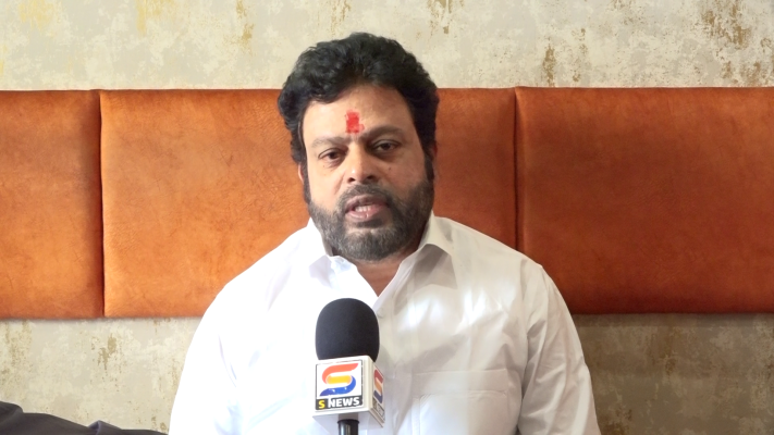 <p>शिंदे हेच रेहमान डकैत असून आमदार क्षीरसागर हे त्यांच्या कोल्हापुरातील टोळीचे म्होरके : रविकिरण इंगवले</p>
