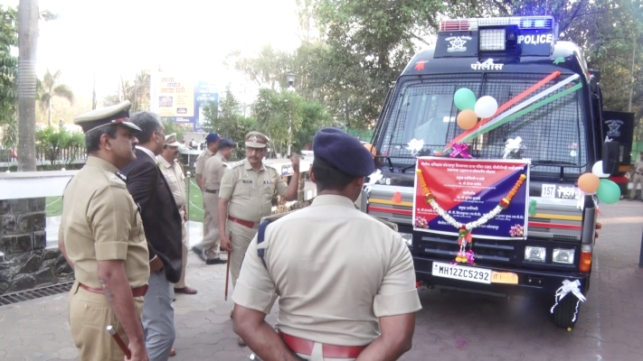 <p>दंगल नियंत्रणासाठी गृह विभागाकडून जिल्हा पोलिस दलास सीसीटीव्ही सर्व्हिलन्स व्हॅन सुपूर्द...&nbsp;</p>
