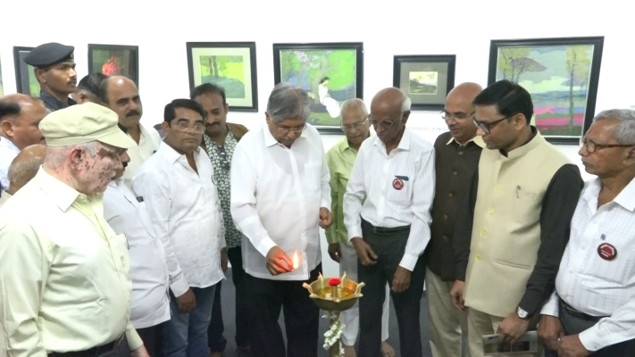 <p>कलामंदिर महाविद्यालयात ज्येष्ठ चित्रकार जी. एस. माजगांवकर कलादालनाचे उद्घाटन</p>
