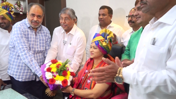 <p>कोल्हापूरच्या महापौर रुपाराणी निकम यांनी पदभार स्वीकारला...</p>
