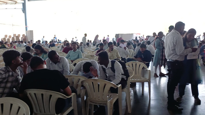 <p>शिवाजी विद्यापीठ&nbsp;नोकरी महामेळावा : नऊ हजार जागांसाठी सतरा हजार उमेदवारांची उपस्थिती...</p>
