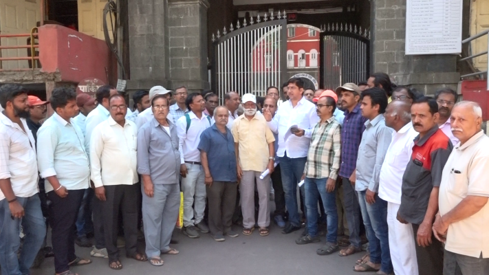 <p>भाडेवाढ आणि दंडव्याजाच्या कारवाई विरोधात गाळेधारक संघटनेचे महापौरांना निवेदन</p>
