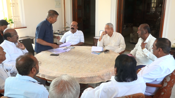 <p>शाहू मिल पुनर्जीवित करण्यासाठी खा. शाहू महाराज छत्रपतींनी लढ्याचे नेतृत्व करण्याची मागणी</p>
