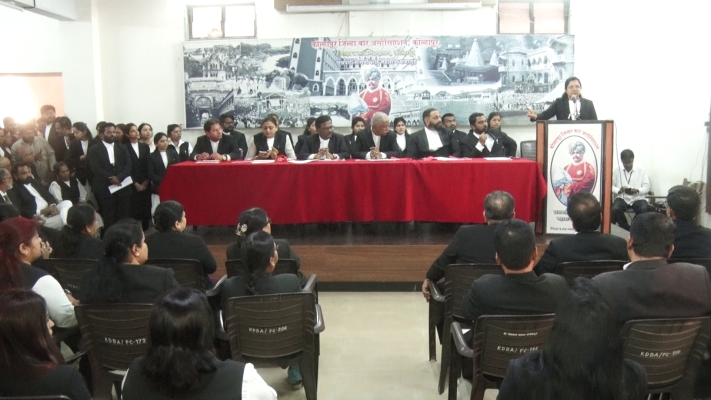 <p>कोल्हापुरात महिला वकीलावरील हल्ल्याचा जिल्हा बार असोसिएशनकडून निषेध</p>
