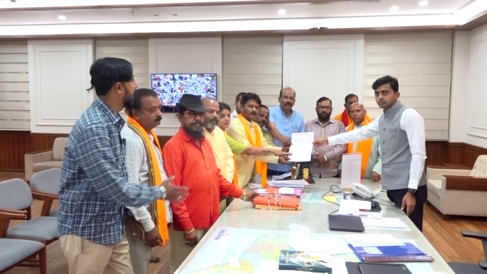 <p>पट्टणकोडोलीतील छत्रपती शिवरायांची मूर्ती दर्शनासाठी खुली करावी : हिंदू राष्ट्र समन्वय समितीची मागणी</p>
