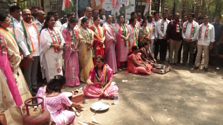 <p>गॅस दर वाढीविरोधात काँग्रेस आक्रमक...&nbsp;</p>
