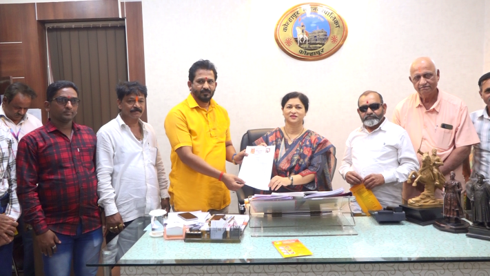 <p>महापालिकेच्या सभागृहातील दंगेखोर प्रवृत्तीवर कठोर कारवाईची हिंदू एकताची मागणी</p>
